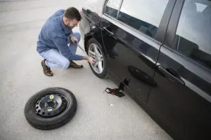 Pourquoi vaut-il la peine d'avoir un kit de réparation de pneus