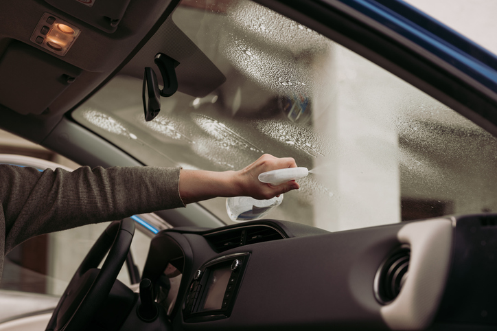 Lifehack: Gefrorene Innenfenster im Auto vermeiden