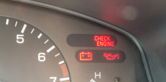 OBD Fehlercodeliste: Bedeutung & Interpretation von Diagnosecodes OBD-Fehlercodes: Warnsymbol für Motorprüfung, Öldruck und Batterieladung auf dem Armaturenbrett
